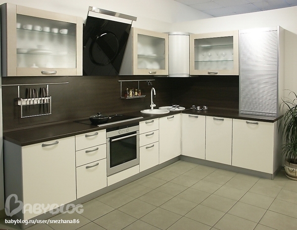 Белая кухня с темным покрытием