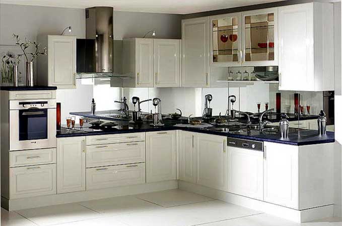Белая кухня с черным покрытием